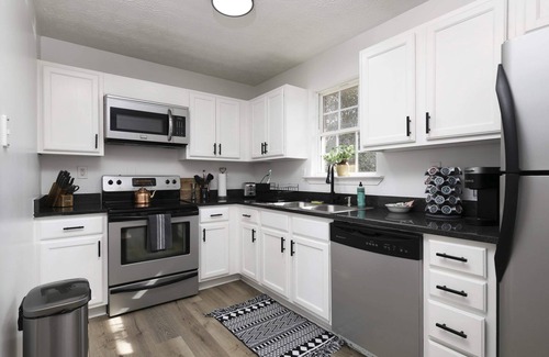 Cartersville Haus | Modern Comfort in Updated Townhouse with 2 Private Bedrooms & Bathrooms