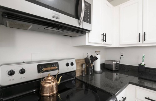 Cartersville Haus | Modern Comfort in Updated Townhouse with 2 Private Bedrooms & Bathrooms