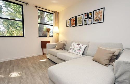 Taunton Wohnung | Modern Comfort Near Castle St with WiFi & Parking!