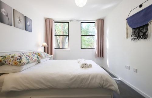 Taunton Wohnung | Modern Comfort Near Castle St with WiFi & Parking!