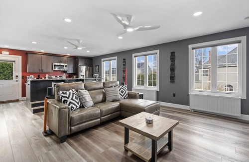 Easthampton Wohnung | Modern comfortable apartment just steps from The Williston Northampton School