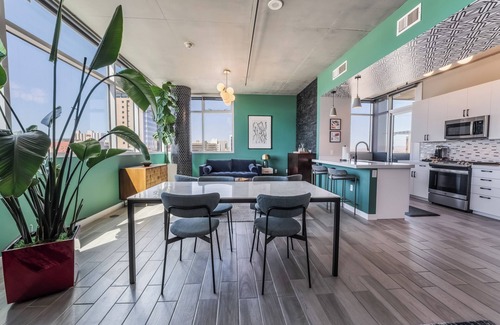 Downtown Las Vegas Wohnung | Modern Corporate Condo with Vibrant Views of Las Vegas