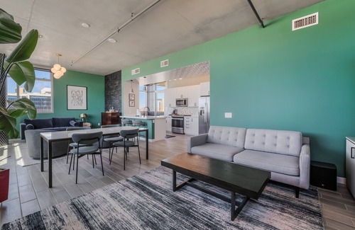 Downtown Las Vegas Wohnung | Modern Corporate Condo with Vibrant Views of Las Vegas