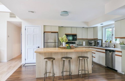 Brookhaven Haus | Modern Cottage in Bellport with Pool