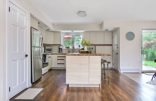 Brookhaven Haus | Modern Cottage in Bellport with Pool