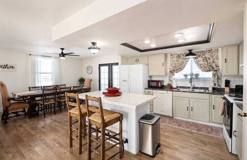 Mount Pleasant Haus | Modern Country Retreat w Majestic Views by Stay
