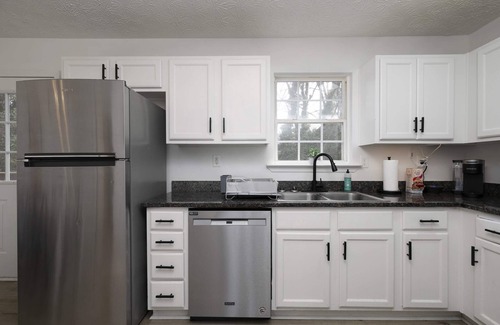 Cartersville Haus | Modern Cozy 2 BR Farmhouse style Townhome with Two Private Baths