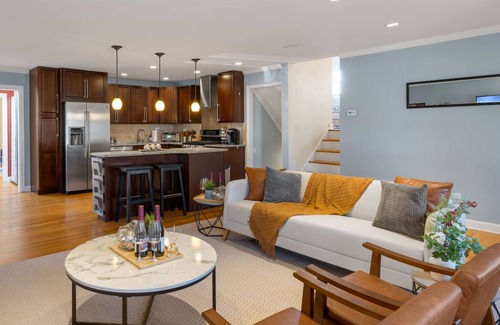 Darien Haus | Modern Cozy Getaway + Sauna