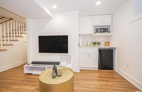 Fairlawn Wohnung | Modern & Cozy Suite Centrally Located Free Parking