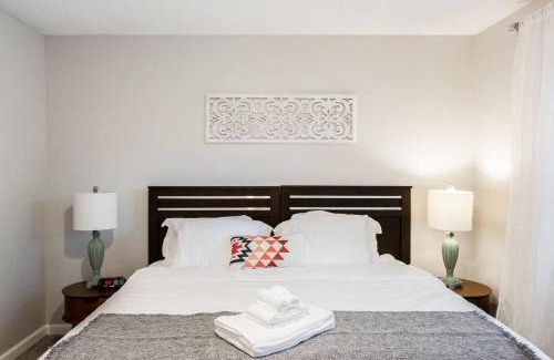 Roswell Haus | Modern + Cozy Townhome - minutes to Avalon w/king