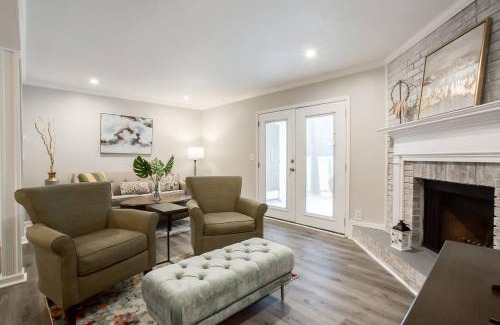 Roswell Haus | Modern + Cozy Townhome - minutes to Avalon w/king