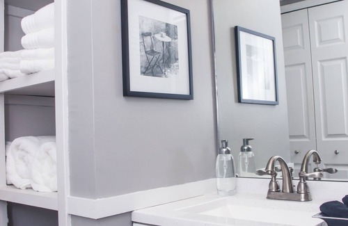 Tougaloo Eigentumswohnung | Modern Designer Condo Near I55 w/Balcony