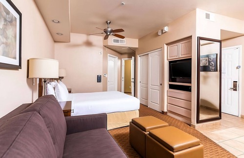 North Scottsdale Hotel | Modern Elegance in the City! Outdoor Swimming Pool, Full Kitchen, Free Parking!