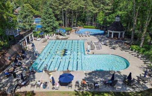 Woodstock Wohnung | Modern Escape, Pool, Golf, Game Room, Gym, 10min Lake & Downtown