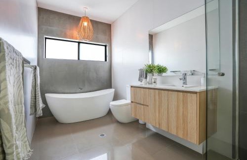 Shell Cove Haus | Modern Executive Ocean View Oasis Shell Cove Mansion 5 Minutes to Beach Sleeps 16