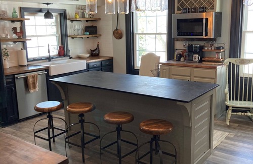 Norton Sonstige | Modern Farm House and Barn- 5 ac and Pool/Hot Tub- 24 people- 599 a night!