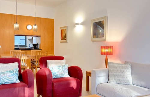 Telheiro Wohnung | Modern flat in gated complex with pool