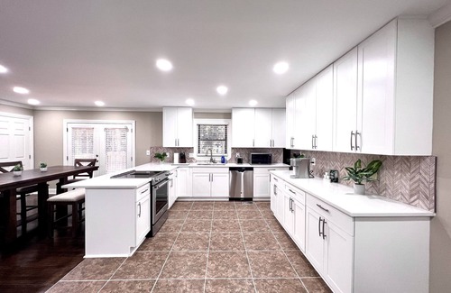 Tucker Haus | Modern Fresh Remodel 4BR 3Bath 2 En-Suites Super Convenient Sleeps 12 Pets OK!