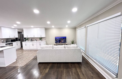 Tucker Haus | Modern Fresh Remodel 4BR 3Bath 2 En-Suites Super Convenient Sleeps 12 Pets OK!