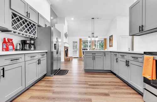 Southwind Haus | Modern, Freshly Updated 5- Bedroom Brick Home just Minutes from the airport.