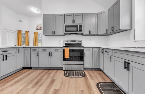 Southwind Haus | Modern, Freshly Updated 5- Bedroom Brick Home just Minutes from the airport.