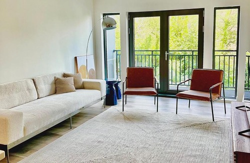 Quincy Wohnung | Modern Furnished Apartment in Heart of Quincy