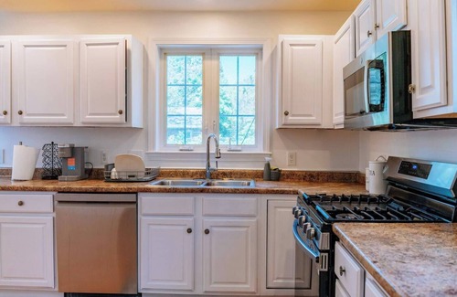 Cash Corner Haus | Modern Getaway by the Sea