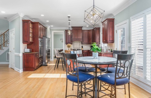 Summerfield Haus | Modern Getaway near PTI Airport - Theater & Games