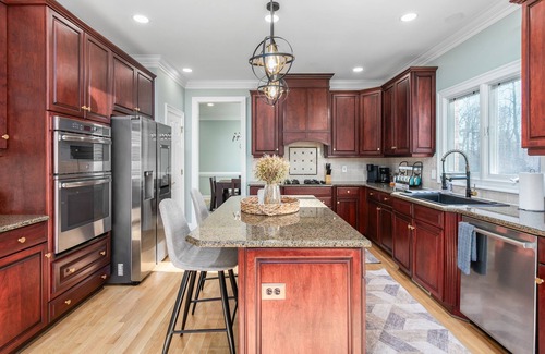 Summerfield Haus | Modern Getaway near PTI Airport - Theater & Games