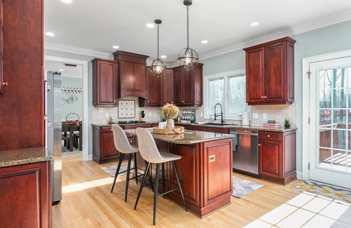 Summerfield Haus | Modern Getaway near PTI Airport - Theater & Games