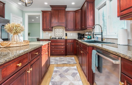 Summerfield Haus | Modern Getaway near PTI Airport - Theater & Games