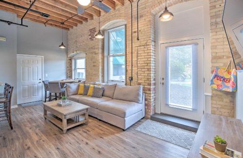 Grand Haven Wohnung | Modern Grand Haven Condo - Steps to Downtown!