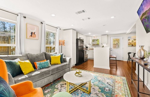 Mid City South Haus | Modern Grande Home! 3BR 2 Kitchens! Fenced Yard!