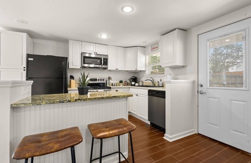 Mid City South Haus | Modern Grande Home! 3BR 2 Kitchens! Fenced Yard!