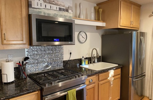 Chico Haus | Modernes 2B-Gästehaus mit Tennisplatz, Pool und Whirlpool