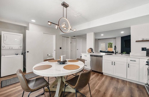 Smyrna Haus | Entire Townhouse 2bd 2ba mins from Truist Park