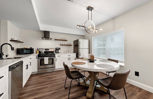 Smyrna Haus | Entire Townhouse 2bd 2ba mins from Truist Park