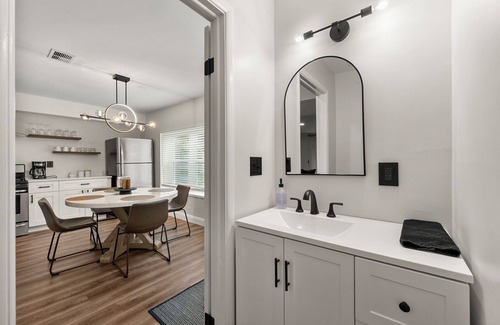 Smyrna Haus | Entire Townhouse 2bd 2ba mins from Truist Park