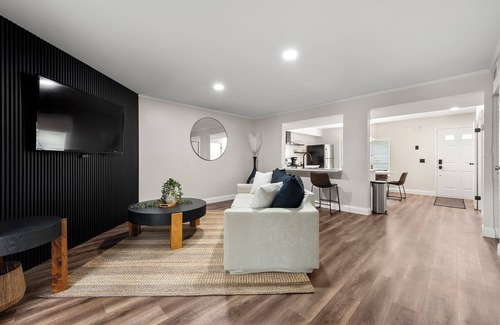 Smyrna Haus | Entire Townhouse 2bd 2ba mins from Truist Park