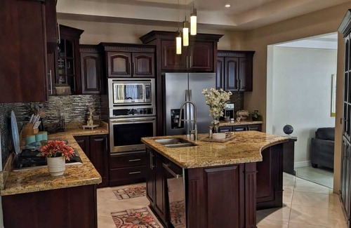 La Garita Haus | Modern home near airport. A/C . King & queen beds.