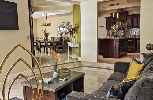 La Garita Haus | Modern home near airport. A/C . King & queen beds.