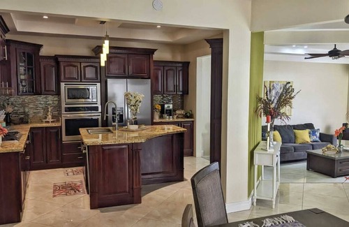 La Garita Haus | Modern home near airport. A/C . King & queen beds.