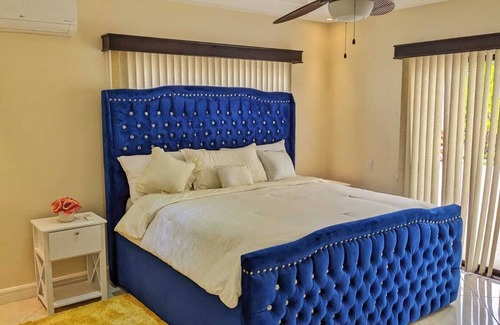 La Garita Haus | Modern home near airport. A/C . King & queen beds.