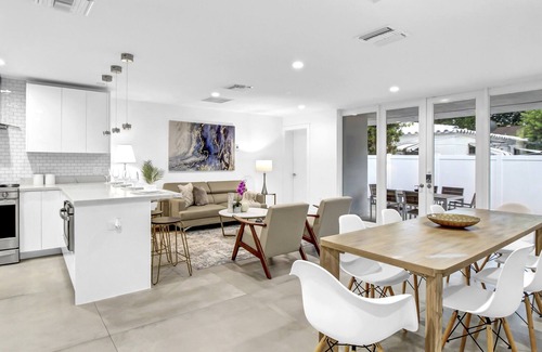 Croissant Park Haus | New Resort Style 5BR - Heated Salt Water Pool