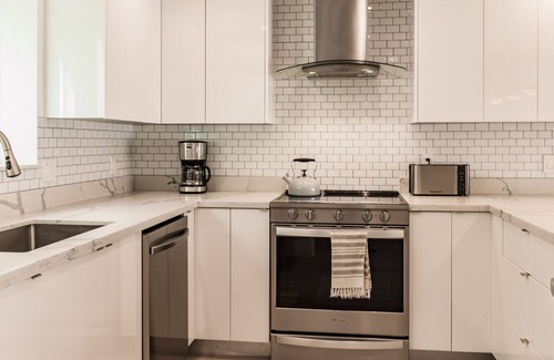 Croissant Park Haus | New Resort Style 5BR - Heated Salt Water Pool