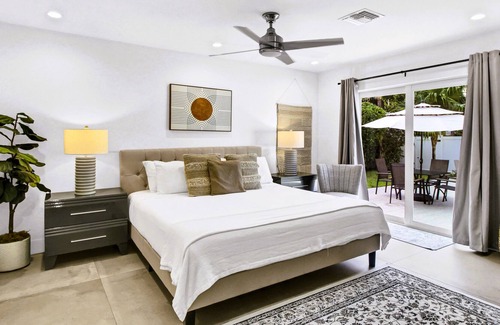 Croissant Park Haus | New Resort Style 5BR - Heated Salt Water Pool