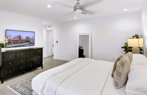 Croissant Park Haus | New Resort Style 5BR - Heated Salt Water Pool