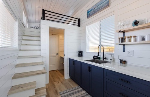 Apple Valley Wohnung | Modern Home with Private Hot Tub