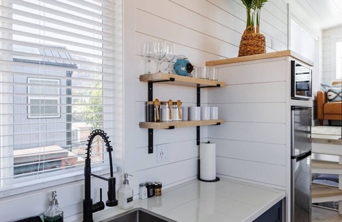 Apple Valley Wohnung | Modern Home with Private Hot Tub