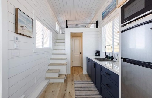 Apple Valley Wohnung | Modern Home with Private Hot Tub